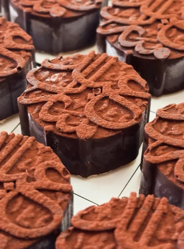 Une série d’entremets «&nbsp;Aïd Moubarak&nbsp;» alignés, prêts pour le service