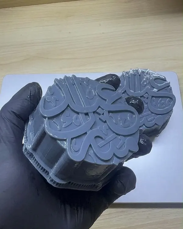 Les deux masters «&nbsp;Aïd Moubarak&nbsp;» imprimés en 3D, tenus en main