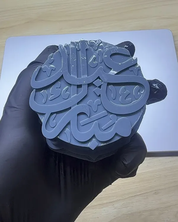 Le master imprimé en 3D vu de dessus&nbsp;: la calligraphie en relief