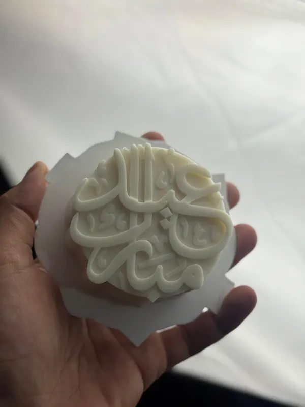 Pièce en chocolat blanc démoulée, posée sur son moule en silicone