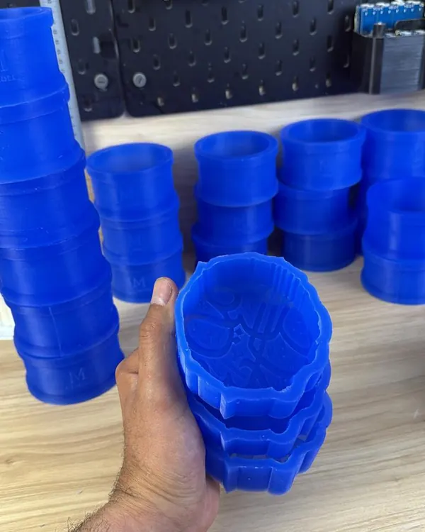 Moules en silicone empilés dans l’atelier