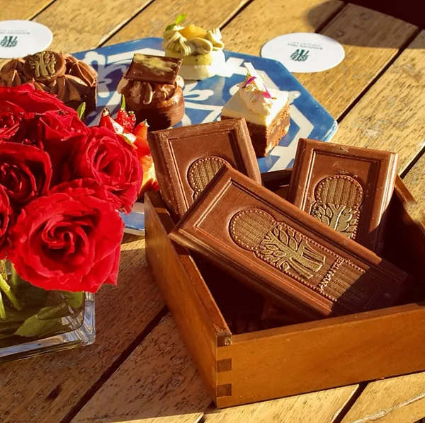 Tablettes au lait avec logo en relief doré, dans une boîte en bois