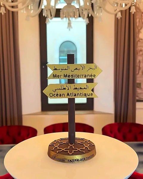 Panneau indicateur en chocolat exposé dans le salon d’un hôtel-palais